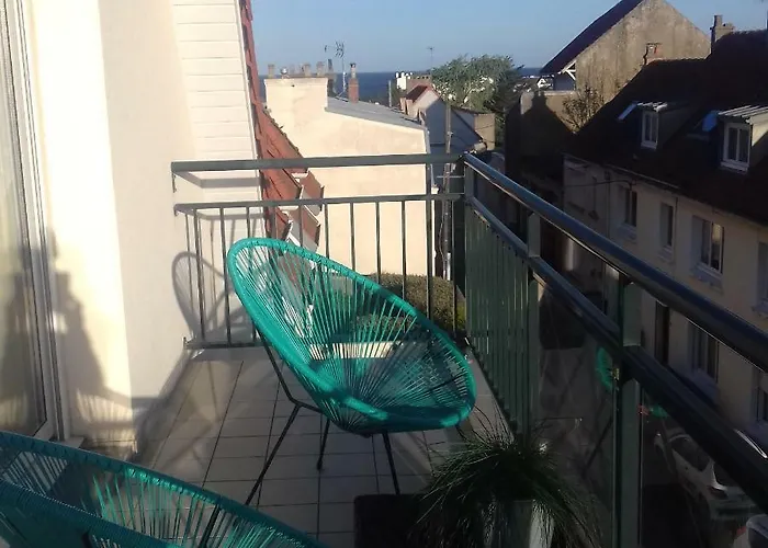 Balcon avec vue panoramique de la mer, le village et la campagne - parking privé