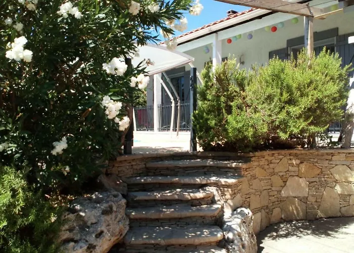 villa provençal avec piscine a vias de 10 personnes