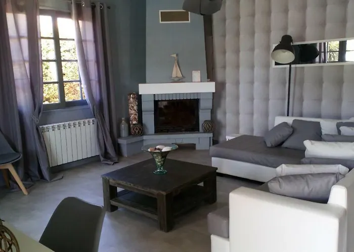 villa provençal avec piscine a vias de 10 personnes