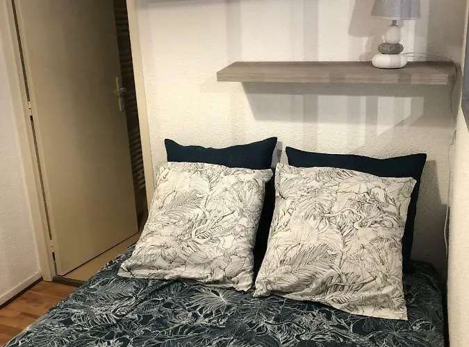 Very Quiet 2-Room Apartment - Old Port, Town Center