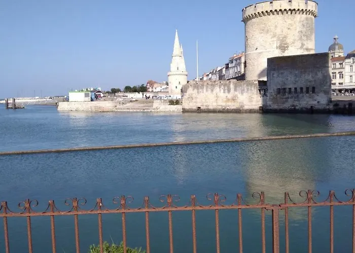 Sur Le Vieux Port, Centre De La Rochelle
