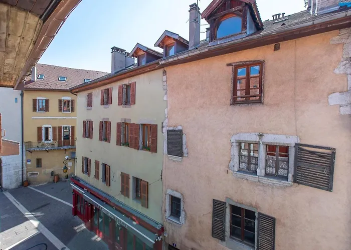 ANNECY Sainte Claire vieille ville 38m2 Terrasse proche gare et lac 4 pers 3 étoiles