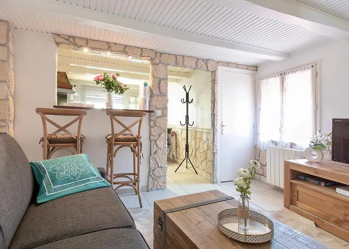 ANNECY Sainte Claire vieille ville 38m2 Terrasse proche gare et lac 4 pers 3 étoiles