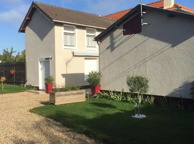 A pied, 300m de la plage et 500m du village