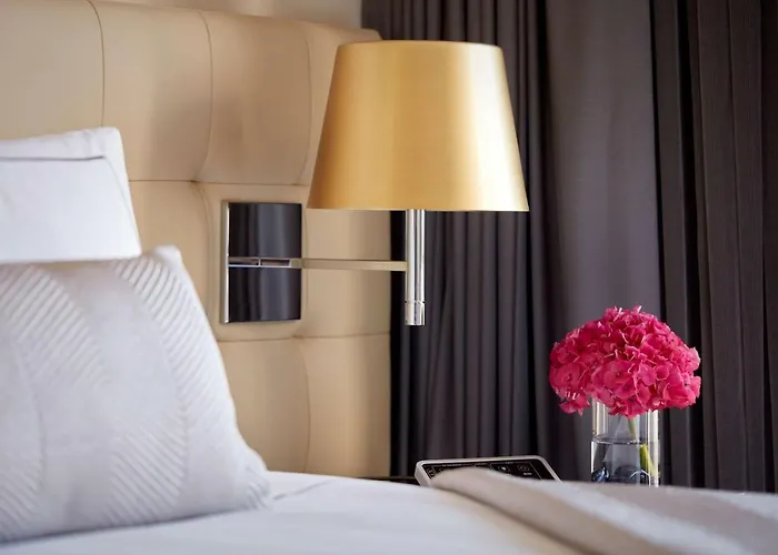 Resort: Plaza On The River